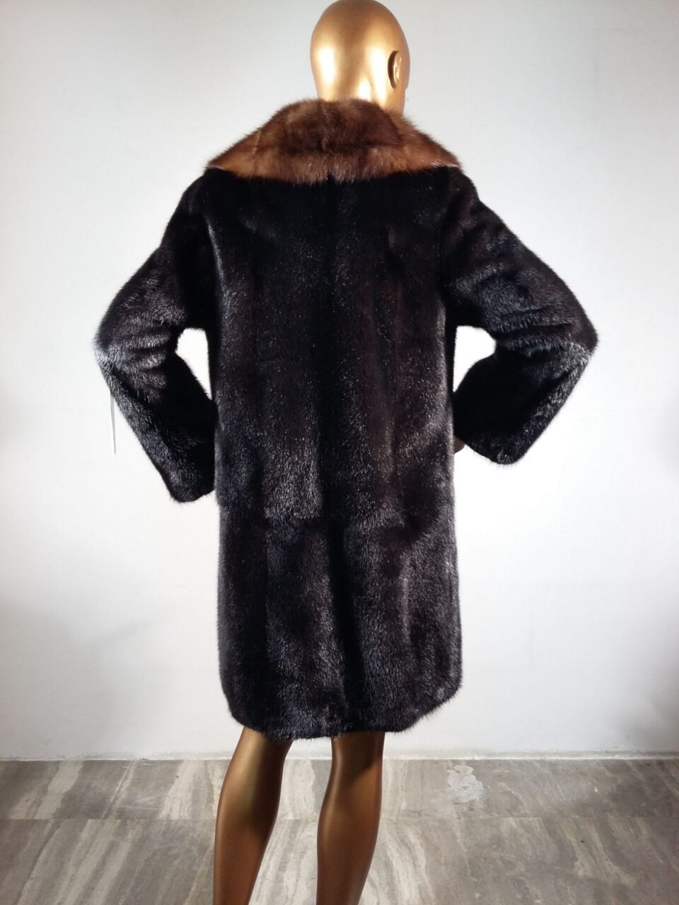 Real Fur Black Mink Fur Coat with Sable Fur Collar